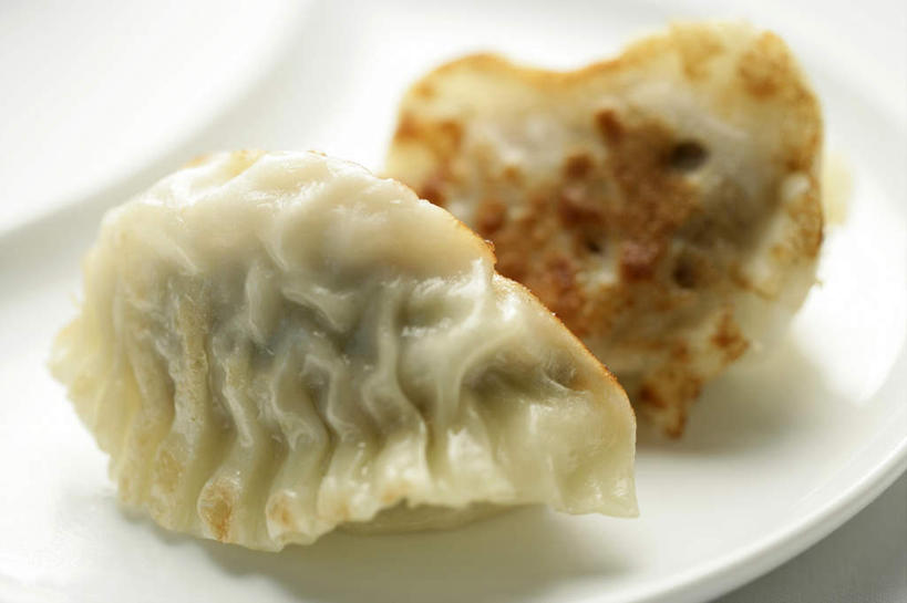 点心,无人,横图,俯视,室内,特写,白天,白色背景,中餐,餐具,阴影,朦胧,模糊,反射,碟子,盘,影子,料理,食品,饺子,面点,小吃,美食,食物,盘子,碟,中式,虾饺,摄影,影棚,蒸饺,彩图,高角度拍摄,影棚拍摄,拍摄