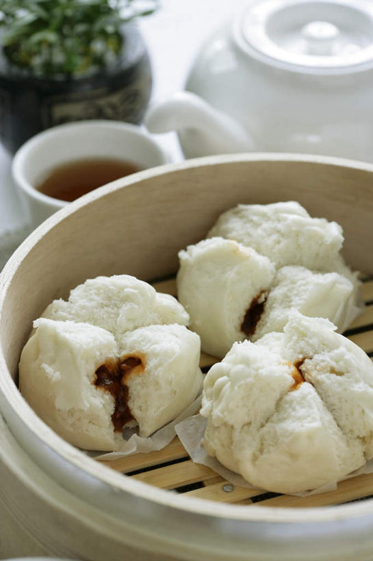 点心,蒸笼,无人,竖图,俯视,室内,特写,白天,白色背景,烹饪,幸福,植物,茶,杯子,厨具,阴影,竹制,朦胧,模糊,反射,壶,盆栽,影子,茶叶,料理,食品,包子,叉烧包,面点,盆景,娱乐,叉烧,馒头,美食,水壶,食物,三个,绿色,自然,茶壶,容器,水杯,享受,休闲,温馨,中式,放松,乐趣,摄影,影棚,生长,成长,提神,舒适,竹制品,醒脑,笼屉,烹饪用具,茶杯,烹调用具,烹调,彩图,高角度拍摄,影棚拍摄,拍摄