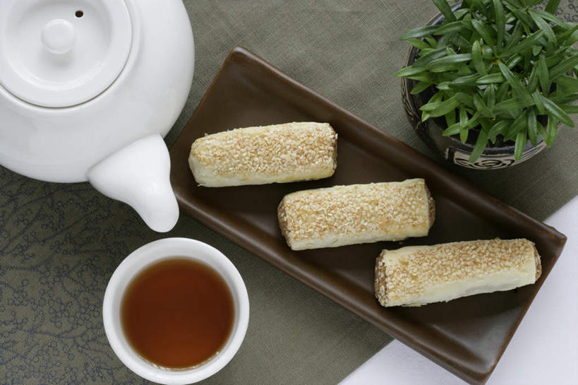 面食,无人,横图,俯视,室内,特写,白天,烹饪,中餐,幸福,植物,茶,桌面,桌子,杯子,餐具,一排,阴影,整齐,反射,木制,碟子,壶,盘,盆栽,影子,油炸,芝麻,茶叶,料理,食品,盆景,娱乐,菜肴,美食,水壶,食物,排列,三个,绿色,自然,盘子,茶壶,木制品,容器,水杯,碟,享受,休闲,温馨,中式,放松,乐趣,摄影,佳肴,影棚,生长,成长,提神,舒适,队列,醒脑,脂麻,胡麻,白麻,巨胜子,油麻,茶杯,彩图,高角度拍摄,影棚拍摄,拍摄,江苏菜,芝麻条