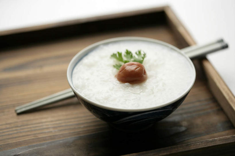 无人,横图,俯视,室内,特写,白天,白色背景,烹饪,中餐,早餐,筷子,李子,蔬菜,餐具,水果,一双,阴影,朦胧,模糊,新鲜,反射,碟子,盘,影子,陶瓷,香菜,谷类,谷物,生食,粥,料理,食品,果实,陶瓷制品,米,文化,传统,菜肴,美食,香,食物,盘子,容器,碟,碗,中式,摄影,佳肴,有机食品,绿色食品,影棚,储藏,礼节,储存,礼仪,胡菜,香荽,原荽,园荽,芫荽,胡荽,莞荽,芫茜,芫蓿,莚葛草,莚荽菜,红李,鸡血李,杏李,进餐用具,彩图,高角度拍摄,影棚拍摄,早饭,拍摄,白米粥,糜,贮存