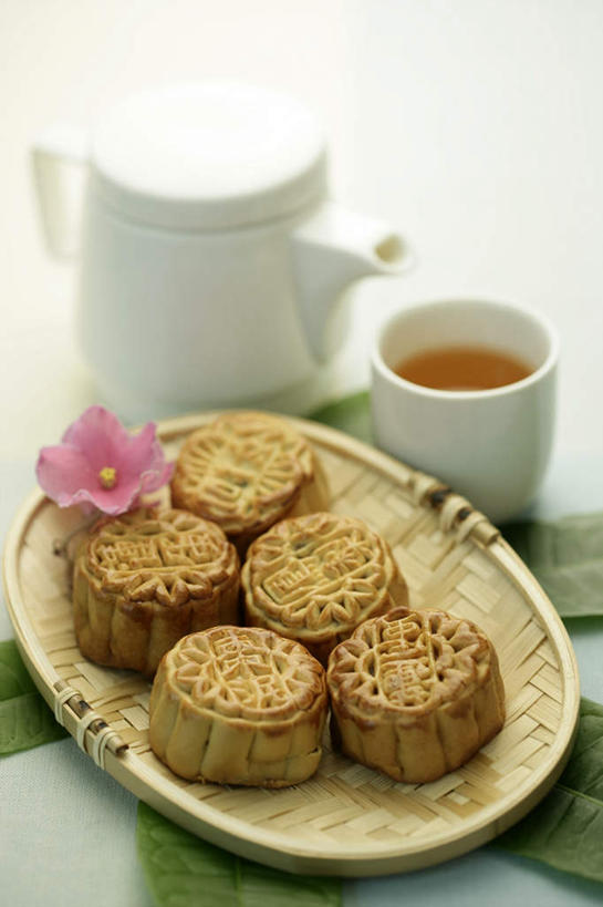 点心,月饼,无人,竖图,俯视,室内,特写,白天,白色背景,幸福,茶,杯子,餐具,阴影,朦胧,模糊,盛开,反射,碟子,壶,盘,影子,茶叶,料理,食品,面点,花蕾,娱乐,美食,水壶,花,花瓣,花朵,鲜花,食物,糕点,盘子,茶壶,容器,水杯,碟,花苞,花蕊,享受,休闲,温馨,中式,放松,乐趣,摄影,影棚,提神,舒适,醒脑,宫饼,胡饼,团圆饼,小饼,月团,茶杯,彩图,高角度拍摄,影棚拍摄,拍摄