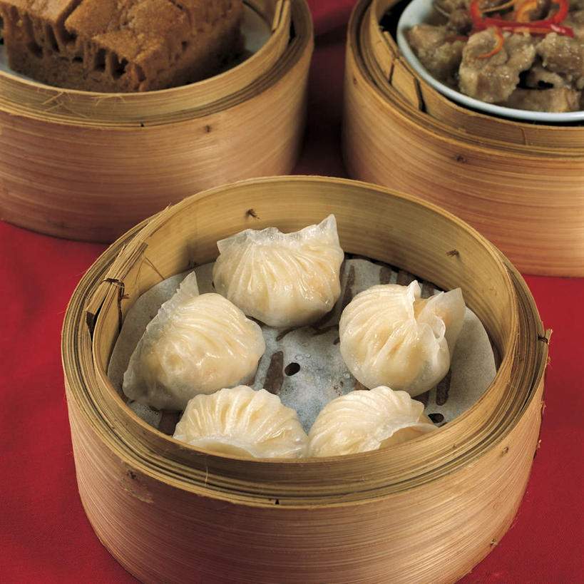 点心,蒸笼,无人,方图,俯视,室内,特写,白天,烹饪,中餐,餐具,厨具,阴影,红色背景,竹制,反射,碟子,盘,影子,料理,食品,饺子,面点,小吃,美食,食物,盘子,碟,中式,虾饺,摄影,影棚,竹制品,笼屉,蒸饺,烹饪用具,烹调用具,烹调,彩图,高角度拍摄,影棚拍摄,拍摄