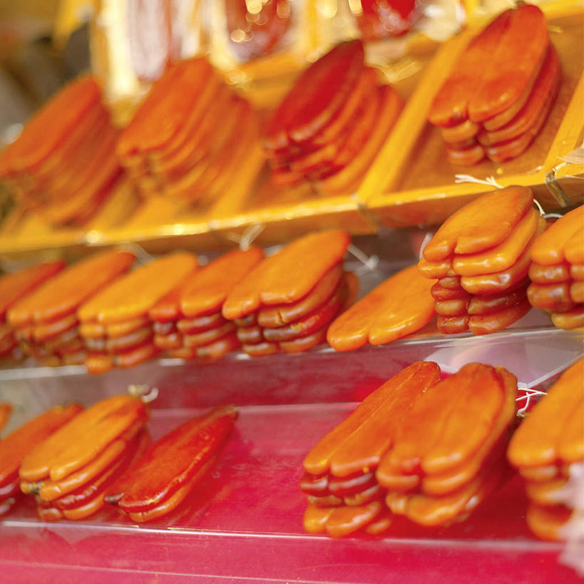 海鲜,无人,商店,方图,俯视,室外,特写,白天,购物,消费,阴影,朦胧,模糊,反射,鱼,影子,水产,鱼类,货架,海洋生物,架子,金融,百货,水生动物,海产品,陈列架,水生物,选购,贸易,海底动物,血拼,乌鱼,超市货架,黑鱼,蛇头鱼,乌鳢,彩图,高角度拍摄,店铺,杂货店,杂货铺