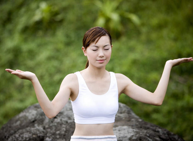 东方人,一个人,坐,举,闭眼,笑,微笑,横图,室外,白天,正面,锻炼,瑜伽,运动,石头,植物,亚洲,仅一个年轻女性,仅一个女性,仅一个人,服装,朦胧,模糊,背心,石子,黄种人,树,树木,衣服,绿色,自然,托,养生,服饰,生长,成长,衣着,穿着,衣饰,露脐装,体育,年轻女性,女人,女性,亚洲人,石块,岩石,闭眼睛,闭着眼,闭着眼睛,举起,举手,举着,向上举,向上伸,向上托,坐着,半身,彩图,健身,祈祷式