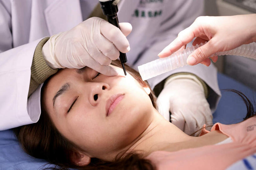 东方人,脸,头,脸颊,手,三个人,医生,医院,站,横图,俯视,室内,特写,白天,工作服,制服,安全,床,亚洲,握,朦胧,模糊,防护,拿,拿着,黄种人,肩膀,手套,站着,医护人员,医疗人员,手部,针管,针筒,握着,注射,保护,单手,手术,医疗,医疗设备,手术室,注射器,红外线,医疗器械,保险,手术台,整形,医疗机构,病号服,手术床,保全,周全,安稳,安定,防护手套,工作制服,平安,男人,男性,年轻男性,年轻女性,女人,女性,亚洲人,头部,脸部,脸蛋,面部,大夫,站立,半身,彩图,高角度拍摄,工作套服,病院,诊所,病患服,外科手术,医疗美容外科手术,整形手术,热射线,不可见光线,电磁波