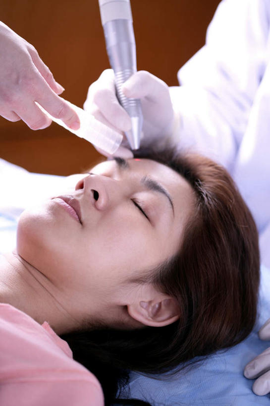 东方人,脸,头,脸颊,手,三个人,医生,医院,站,竖图,俯视,室内,特写,白天,工作服,制服,安全,床,亚洲,握,朦胧,模糊,防护,拿,拿着,黄种人,肩膀,手套,站着,医护人员,医疗人员,手部,针管,针筒,握着,注射,保护,单手,手术,医疗,医疗设备,手术室,注射器,红外线,医疗器械,保险,手术台,整形,医疗机构,病号服,手术床,保全,周全,安稳,安定,防护手套,工作制服,平安,男人,男性,年轻男性,年轻女性,女人,女性,亚洲人,头部,脸部,脸蛋,面部,大夫,站立,半身,彩图,高角度拍摄,工作套服,病院,诊所,病患服,外科手术,医疗美容外科手术,整形手术,热射线,不可见光线,电磁波