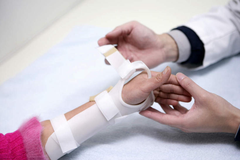 东方人,两个人,医生,病人,办公室,坐,横图,俯视,室内,特写,白天,工作服,制服,家具,桌子,石膏,亚洲,握,阴影,服装,反射,纱布,影子,办公桌,休闲装,黄种人,衣服,医护人员,医疗人员,休闲,休闲服,治疗,握着,服饰,固定,医疗,病患,办公家具,止血,工作制服,男人,男性,年轻男性,年轻女性,女人,女性,亚洲人,大夫,患者,就医者,绷带,创可贴,熟石膏,坐着,半身,彩图,高角度拍摄,工作套服,护创胶布