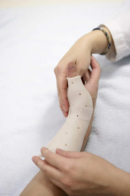 东方人,两个人,医生,病人,办公室,坐,竖图,俯视,室内,特写,白天,工作服,制服,家具,桌子,石膏,亚洲,握,阴影,服装,反射,纱布,影子,办公桌,休闲装,黄种人,衣服,医护人员,医疗人员,休闲,休闲服,治疗,握着,服饰,固定,医疗,病患,办公家具,止血,工作制服,男人,男性,年轻男性,年轻女性,女人,女性,亚洲人,大夫,患者,就医者,绷带,创可贴,熟石膏,坐着,半身,彩图,高角度拍摄,工作套服,护创胶布