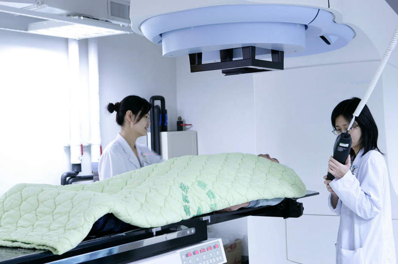 东方人,三个人,伙伴,朋友,医生,病人,医院,站,躺,横图,室内,白天,正面,工作服,制服,友谊,合作,团队,床,纺织品,亚洲,握,装饰,医学,毛毯,毯子,墙,拿,拿着,注视,黄种人,设备,墙壁,墙面,纺织,白色,垫子,观察,看,站着,医护人员,医疗人员,温暖,战略,握着,观看,华丽,修饰,点缀,察看,医疗,医疗设备,关注,病患,医疗器械,手术台,装置,医疗工具,医疗机构,手术床,联合,合谋,衬托,美观,雅致,雅观,工作制服,检测工具,加速器,加速装置,直线加速器,卧着,配合,协作,女人,女性,中年女性,亚洲人,大夫,患者,就医者,躺着,卧,站立,半身,彩图,工作套服,病院,诊所