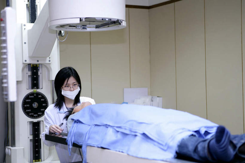 东方人,两个人,医生,病人,医院,站,躺,横图,室内,白天,正面,工作服,制服,床,纺织品,亚洲,握,装饰,医学,毛毯,毯子,墙,拿,拿着,注视,黄种人,设备,墙壁,墙面,纺织,白色,垫子,观察,看,站着,医护人员,医疗人员,温暖,握着,观看,华丽,修饰,点缀,察看,医疗,医疗设备,关注,病患,医疗器械,手术台,装置,医疗工具,医疗机构,手术床,衬托,美观,雅致,雅观,工作制服,检测工具,加速器,加速装置,直线加速器,卧着,女人,女性,中年女性,亚洲人,大夫,患者,就医者,躺着,卧,站立,半身,彩图,工作套服,病院,诊所