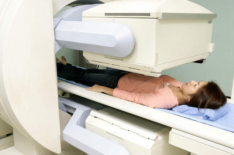 东方人,一个人,病人,医院,躺,闭眼,横图,室内,白天,侧面,机器,亚洲,仅一个年轻女性,仅一个女性,仅一个人,服装,医学,墙,休闲装,黄种人,设备,墙壁,墙面,衣服,白色,扫描仪,休闲,休闲服,服饰,医疗,医疗设备,病患,医疗器械,核磁共振,医疗工具,核磁共振成像,医疗机构,核磁共振扫描仪,磁共振成像,核磁共振技术,检测工具,卧着,年轻女性,女人,女性,亚洲人,患者,就医者,闭眼睛,闭着眼,闭着眼睛,躺着,卧,彩图,全身,病院,诊所