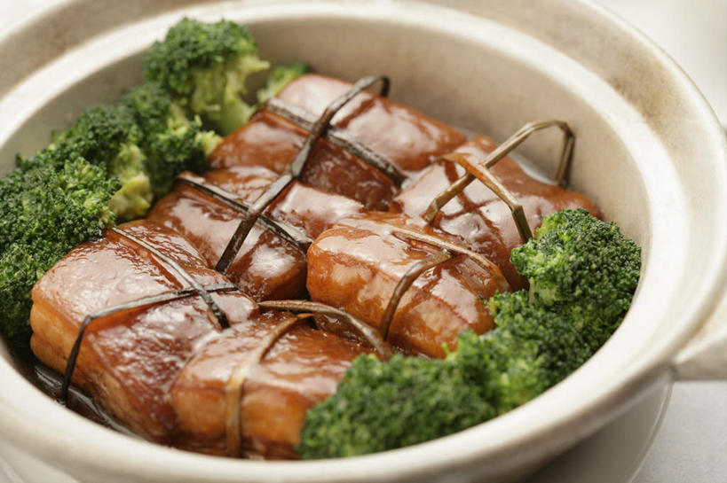 无人,横图,俯视,室内,特写,白天,白色背景,烹饪,中餐,蔬菜,厨具,阴影,新鲜,反射,锅子,砂锅,影子,陶瓷,花菜,花椰菜,西兰花,红烧,肉,料理,食品,陶瓷制品,锅,猪肉,菜肴,美食,肉类,食物,红烧肉,中式,摄影,佳肴,有机食品,绿色食品,影棚,锅具,椰菜花,五花肉,肉食,烹饪用具,豚肉,甘蓝花,红烧菜,肋条肉,三层肉,本帮菜,沪菜,上海菜,烹调用具,烹调,彩图,高角度拍摄,影棚拍摄,拍摄