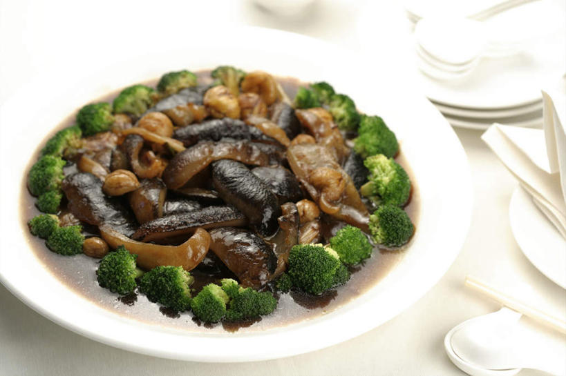 海鲜,无人,横图,俯视,室内,特写,白天,白色背景,烹饪,中餐,筷子,蔬菜,餐具,阴影,新鲜,反射,碟子,盘,影子,勺子,花菜,花椰菜,西兰花,料理,食品,文化,传统,水产,菜肴,美食,海洋生物,食物,盘子,调羹,碟,汤匙,中式,摄影,佳肴,有机食品,绿色食品,影棚,礼节,椰菜花,海参,水生动物,海产品,礼仪,水生物,棘皮动物,海底动物,甘蓝花,进餐用具,彩图,高角度拍摄,影棚拍摄,拍摄