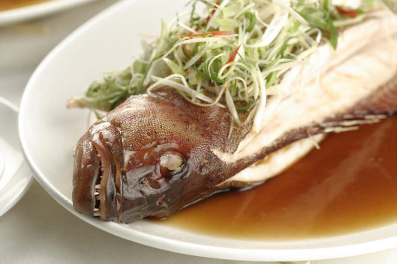 无人,横图,俯视,室内,特写,白天,白色背景,烹饪,中餐,蔬菜,餐具,阴影,新鲜,反射,碟子,盘,影子,葱,豆芽,青葱,料理,食品,鲷鱼,菜肴,美食,食物,盘子,碟,中式,摄影,佳肴,有机食品,绿色食品,影棚,鲷,加吉鱼,铜盆鱼,清蒸,豆芽菜,芽苗菜,班加吉,加真鲷,彩图,高角度拍摄,影棚拍摄,拍摄