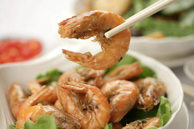 海鲜,无人,横图,俯视,室内,特写,白天,白色背景,烹饪,中餐,筷子,蔬菜,餐具,阴影,朦胧,模糊,新鲜,反射,影子,莴苣,莴笋,料理,食品,基围虾,文化,传统,水产,菜肴,美食,海洋生物,食物,方便筷,中式,摄影,佳肴,有机食品,绿色食品,影棚,礼节,水生动物,海产品,礼仪,水生物,海底动物,香笋,千金菜,刀额新对虾,麻虾,新对虾,卫生筷,一次性筷子,进餐用具,彩图,高角度拍摄,影棚拍摄,拍摄,油焖虾