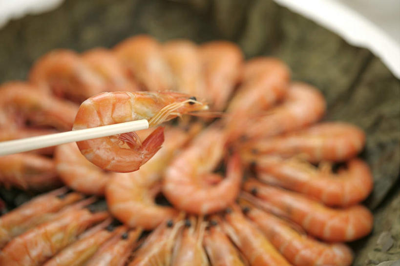 海鲜,无人,横图,俯视,室内,特写,白天,白色背景,烹饪,中餐,筷子,餐具,叶子,阴影,朦胧,模糊,环绕,围绕,反射,影子,陶瓷,料理,食品,荷叶,陶瓷制品,基围虾,环抱,文化,传统,水产,菜肴,美食,海洋生物,食物,容器,碗,中式,摄影,佳肴,影棚,储藏,礼节,储存,水生动物,海产品,礼仪,水生物,海底动物,莲叶,萦绕,刀额新对虾,麻虾,新对虾,叶,叶片,进餐用具,彩图,高角度拍摄,影棚拍摄,拍摄,油焖虾,贮存