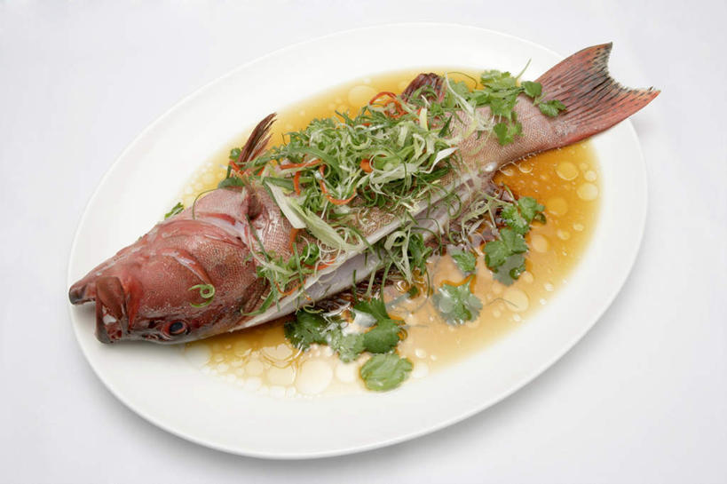 无人,横图,俯视,室内,特写,白天,白色背景,烹饪,中餐,蔬菜,蒜,洋葱,餐具,一条,阴影,新鲜,反射,碟子,盘,影子,料理,食品,鲷鱼,蒜头,菜肴,美食,食物,盘子,碟,中式,摄影,佳肴,有机食品,绿色食品,影棚,鲷,加吉鱼,铜盆鱼,玉葱,清蒸,班加吉,加真鲷,胡蒜,圆葱,洋葱头,球葱,大蒜,葱头,彩图,高角度拍摄,影棚拍摄,拍摄,清蒸鱼