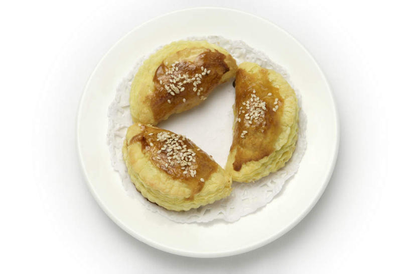 无人,横图,俯视,室内,特写,白天,白色背景,烹饪,中餐,餐具,阴影,反射,包装,包装纸,碟子,盘,影子,纸,芝麻,料理,食品,纸张,菜肴,美食,食物,盘子,碟,中式,摄影,佳肴,影棚,包装材料,芝麻饼,脂麻,胡麻,白麻,巨胜子,油麻,糯米纸,彩图,高角度拍摄,影棚拍摄,拍摄