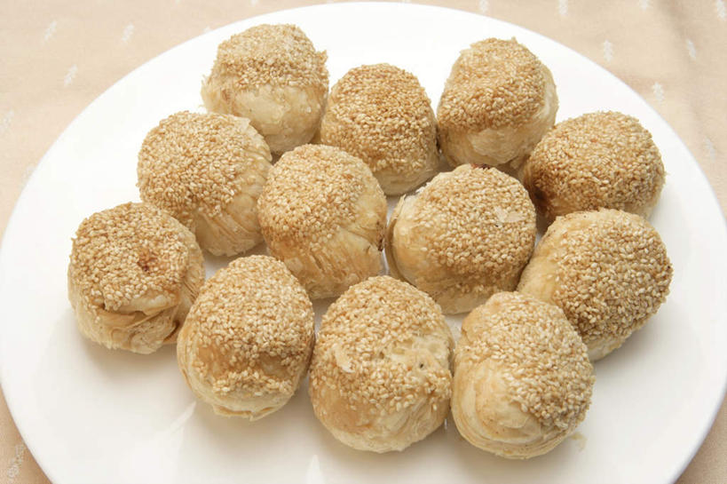 无人,横图,俯视,室内,特写,白天,烹饪,中餐,桌面,桌子,餐具,许多,阴影,反射,木制,碟子,盘,影子,谷类,谷物,芝麻,料理,食品,糯米,米,球形,大米,美食,球,食物,盘子,木制品,碟,球体,中式,摄影,佳肴,影棚,麻球,脂麻,胡麻,白麻,巨胜子,油麻,江米,煎堆,麻圆,彩图,高角度拍摄,影棚拍摄,拍摄