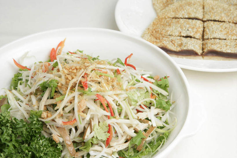 无人,横图,俯视,室内,特写,白天,白色背景,辣椒,蔬菜,椰菜,卷心菜,餐具,阴影,新鲜,反射,碟子,盘,影子,陶瓷,生食,蔬菜沙拉,芝麻,沙拉,食品,陶瓷制品,色拉,沙律,食物,盘子,容器,碟,碗,甘蓝,摄影,有机食品,绿色食品,影棚,色拉酱,储藏,储存,千岛酱,芝麻饼,辣角,红海椒,大椒,辣虎,广椒,脂麻,胡麻,白麻,巨胜子,油麻,辣子,结球甘蓝,红辣椒,海椒,甘兰,番椒,包心菜,彩图,高角度拍摄,影棚拍摄,拍摄,贮存