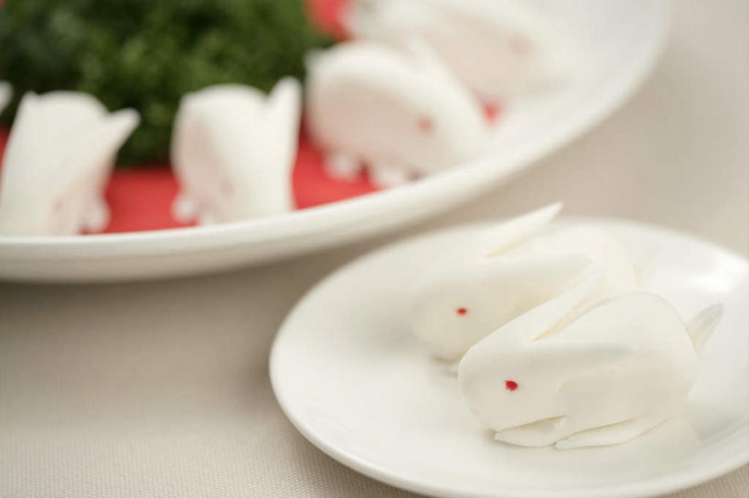 点心,无人,横图,俯视,室内,特写,白天,白色背景,蔬菜,餐具,阴影,朦胧,模糊,新鲜,反射,兔子,碟子,盘,影子,生菜,莴苣,料理,食品,面点,馒头,美食,食物,盘子,碟,中式,摄影,有机食品,绿色食品,影棚,兔,春菜,鹅仔菜,莴仔菜,千金菜,叶用莴苣,彩图,高角度拍摄,影棚拍摄,拍摄,兔馒头,兔子馒头,玉兔馒头,装饰菜