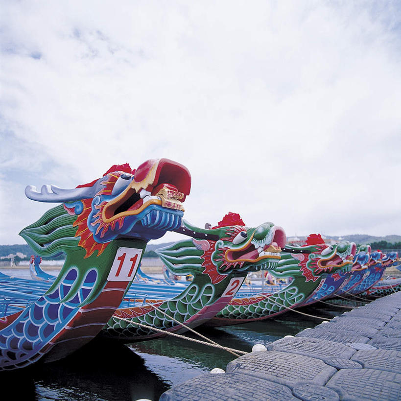 无人,方图,室外,白天,仰视,成功,河流,水,船,端午节,阴影,节日,庆祝,光线,龙,标志,文字,影子,字符,字母,河水,水流,云,云朵,木船,云彩,文化,标识,蓝色,白云,蓝天,天空,阳光,交通工具,天,祈祷,庆典,许愿,宗教,龙舟,信仰,晴朗,纪念,祈求,祭奠,祭祀,舟,高贵,载具,图腾,传说,阿拉伯文,赛龙舟,祥瑞,灵兽,权势,尊荣,敬拜,阿拉伯语,阿拉伯字母,端阳节,五月节,午日节,幸运,晴空,祭司,彩图,低角度拍摄