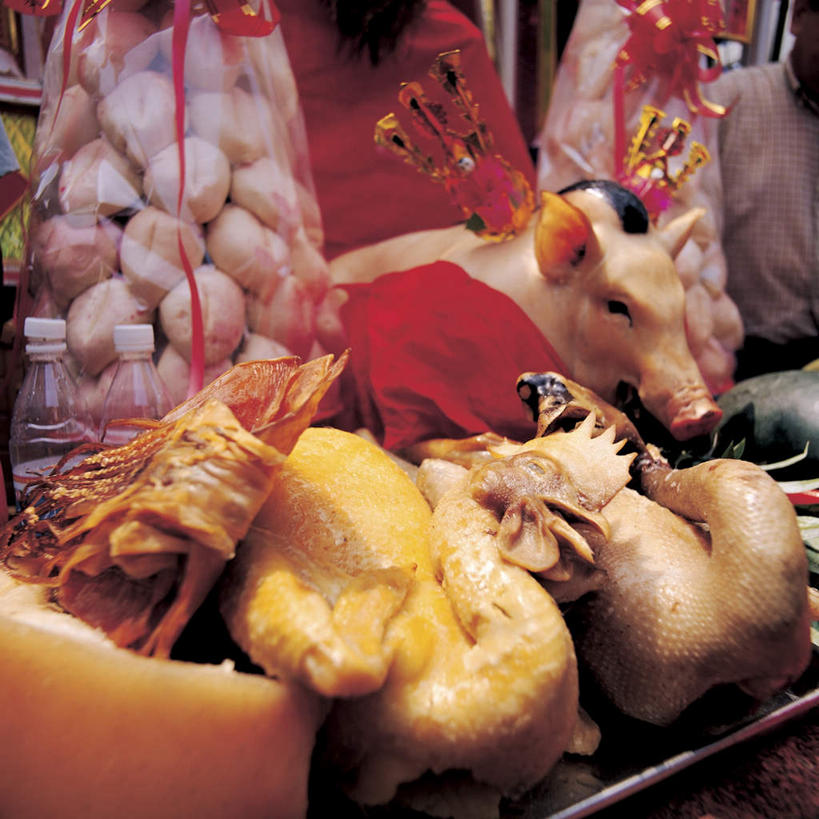 无人,方图,俯视,室外,特写,白天,桌面,桌子,猪,蔬菜,蒜,阴影,节日,新鲜,反射,木制,影子,肉,食品,蒜头,文化,火腿,猪肉,肉类,食物,腌制,动物,木制品,祈祷,健康,家畜,许愿,宗教,牲畜,信仰,有机食品,绿色食品,纪念,祈求,猪头,肉食,豚肉,胡蒜,熏制,火肉,兰熏,猪腿,平安,大蒜,彩图,高角度拍摄