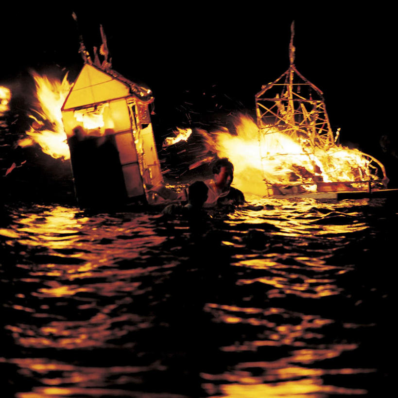 无人,方图,室外,特写,夜晚,正面,河流,水,蜡烛,照明,阴影,波纹,节日,光线,彩灯,火焰,影子,烛光,河水,水流,灯光,涟漪,燃烧,文化,灯,水纹,灯具,波浪,点燃,祈祷,健康,许愿,宗教,花灯,信仰,纪念,祈求,照亮,照明设备,水晕,平安,彩图,莲花灯