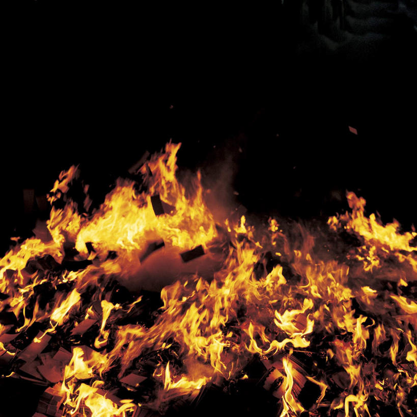 无人,方图,室外,特写,夜晚,正面,河流,水,蜡烛,照明,阴影,波纹,节日,光线,彩灯,火焰,影子,烛光,河水,水流,灯光,涟漪,燃烧,文化,灯,水纹,灯具,波浪,点燃,祈祷,健康,许愿,宗教,花灯,信仰,纪念,祈求,照亮,照明设备,水晕,平安,彩图,莲花灯