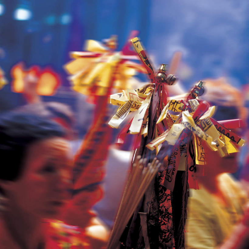 东方人,站,方图,室外,白天,正面,蜡烛,亚洲,行人,游客,游人,服装,节日,朦胧,模糊,烟雾,庙会,许多人,燃烧,注视,休闲装,黄种人,文化,路人,旅客,佛香,衣服,香火,香烛,观察,看,祈祷,站着,一群人,休闲,健康,休闲服,许愿,宗教,服饰,信仰,烧香,观看,纪念,祈求,察看,关注,过客,平安,男人,男性,年轻男性,年轻女性,女人,女性,亚洲人,站立,半身,彩图,庙市,节场