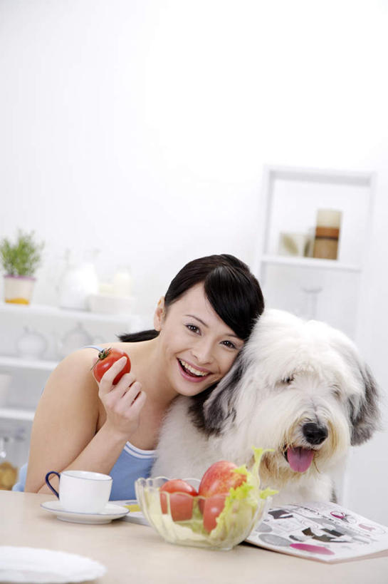 东方人,一个人,坐,笑,微笑,露齿笑,竖图,室内,白天,正面,阅读,植物,餐桌,桌子,宠物,狗,苹果,蔬菜,西红柿,杂志,杯子,餐具,水果,亚洲,仅一个年轻女性,仅一个女性,仅一个人,握,学习,阴影,服装,新鲜,反射,瓷器,碟子,盘,盆栽,影子,墙,生食,食品,果实,咖啡杯,盆景,陶瓷制品,注视,休闲装,黄种人,蔬果,墙壁,墙面,食物,一只,衣服,红色,绿色,白色,自然,动物,盘子,碟,观察,看,休闲,休闲服,可爱,读书,浏览,握着,服饰,有机食品,绿色食品,生长,牧羊犬,成长,餐台,观看,察看,关注,瓷杯,忠诚,古代牧羊犬,古牧,截尾犬,英国古代牧羊犬,年轻女性,女人,女性,亚洲人,犬,番茄,坐着,半身,彩图