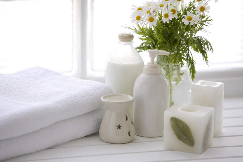 无人,横图,室内,特写,白天,正面,爱情,化妆,美容,植物,窗户,花瓶,蜡烛,许多,护肤,阴影,朦胧,模糊,美白,盛开,反射,盆栽,润肤露,影子,茼蒿菊,盆景,花蕾,玻璃窗,玻璃制品,花,花瓣,花朵,鲜花,绿色,自然,玻璃瓶,瓶子,花苞,花蕊,清洁,保养,享受,休闲,菊花,放松,去角质,保健,生长,成长,保湿,吉祥,滋润,乳液,护肤品,去死皮,护肤用品,舒缓,养颜,去污,控油,紧肤,嫩肤,祛痘,去痘,祛角质,抗衰,再生,增白,补水,祛斑,抗皱,防皱,除皱,去皱,高洁,长寿,蓬蒿菊,怀恋,清净,真情,寿客,秋菊,烛炬,木春菊,木茼蒿,彩图