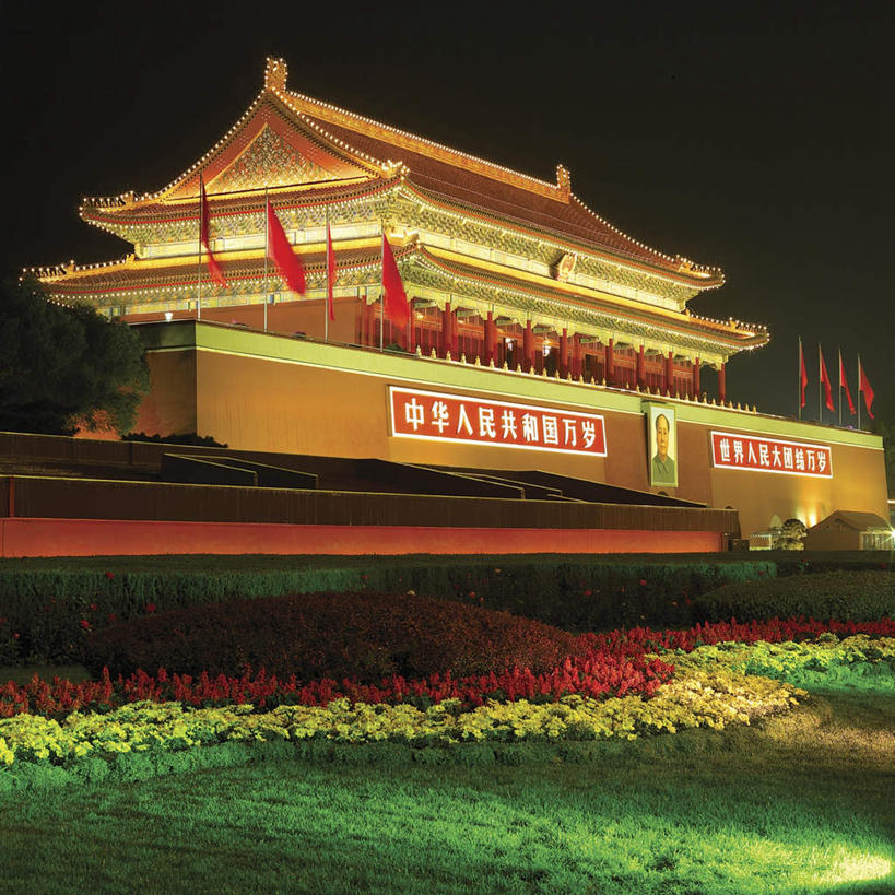 东方人,一个人,无人,天安门,方图,照片,室外,夜晚,正面,旅游,度假,花海,花圃,植物,标志建筑,地标,建筑,夜景,旗帜,国旗,叶子,北京,天安门广场,中国,亚洲,仅一个男性,仅一个人,仅一个中年男性,一排,许多,整齐,盛开,飘扬,毛泽东,标志,瓦片,文字,字符,屋顶,首都,花蕾,顶棚,瓦,黄种人,娱乐,标识,建设,五星红旗,花,花瓣,花朵,花卉,鲜花,排列,绿色,花丛,花束,花田,花苞,花蕊,享受,休闲,汉字,旅游胜地,放松,摄影,主席,拱形,飘逸,领导,队列,中文,飞扬,毛主席,中国国旗,东亚,屋瓦,国徽,中华人民共和国,北京市,京,北平,华北地区,国文,华文,二十八画生,润之,诗人,石三伢子,咏芝,革命家,理论家,首脑,战略家,男人,男性,中年男性,亚洲人,旗,相片,半身,彩图,拍摄,照相,红地五星旗,中华人民共和国国旗