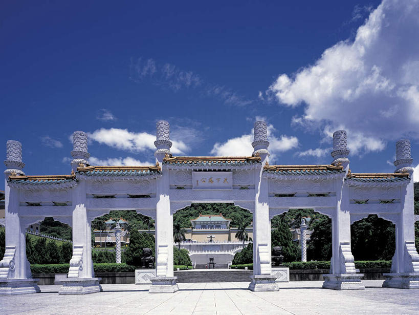 无人,横图,室外,白天,正面,旅游,度假,植物,标志建筑,地标,建筑,台湾,中国,亚洲,一排,阴影,整齐,光线,影子,云,云朵,拱门,云彩,娱乐,建设,树,树木,排列,蓝色,绿色,白云,蓝天,天空,阳光,自然,天,享受,休闲,旅游胜地,放松,生长,晴朗,成长,队列,东亚,台北,港澳台,中华人民共和国,省会,台北市,台湾省,士林,士林区,台北故宫博物院,外双溪,中山博物院,晴空,彩图,台