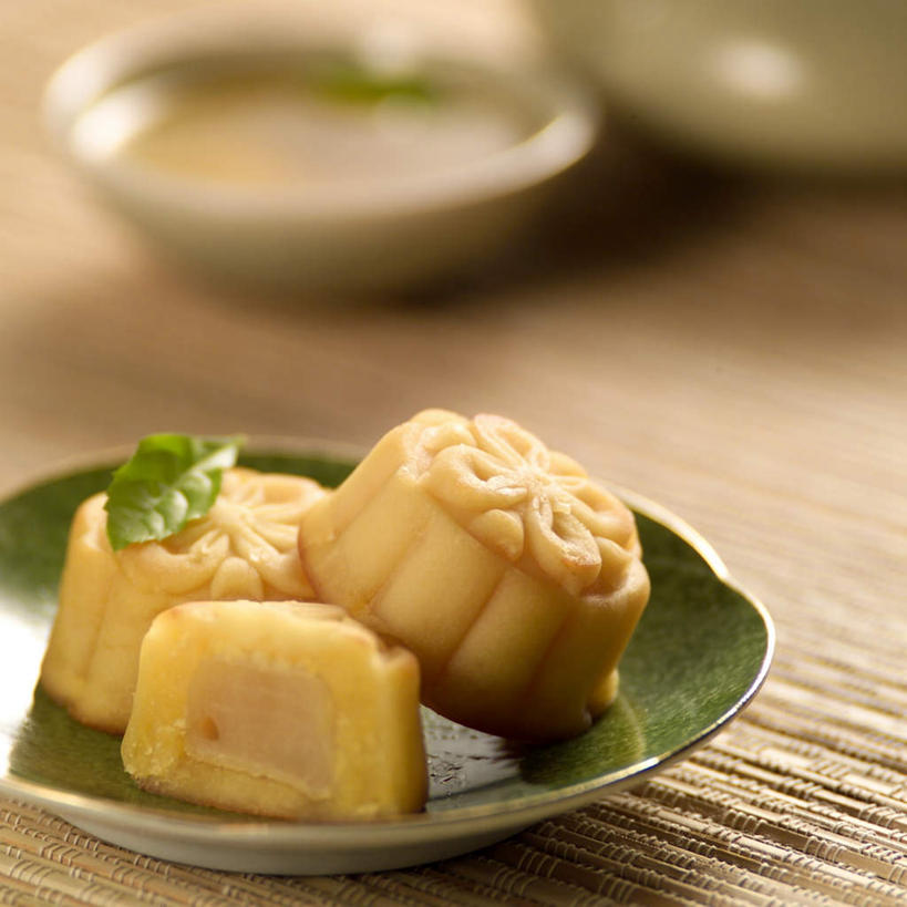 点心,月饼,无人,方图,俯视,室内,特写,白天,餐具,叶子,阴影,朦胧,模糊,反射,碟子,盘,影子,料理,食品,面点,绿叶,美食,食物,糕点,三个,黄色,盘子,碟,中式,嫩叶,横截面,剖面,宫饼,胡饼,团圆饼,小饼,月团,截面,截面图形,叶,叶片,彩图,高角度拍摄