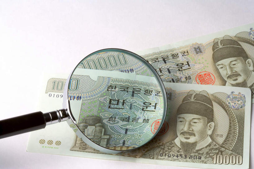 东方人,胡须,一个人,无人,横图,俯视,室内,特写,白天,白色背景,民族服装,钱,仪器,静物,亚洲,仅一个男性,仅一个人,仅一个中年男性,两张,阴影,检查,反射,分析,科学,标志,放大镜,钱币,文字,影子,字符,字母,注视,黄种人,标识,一个,观察,看,清晰,探索,钞票,金融,纸币,摄影,影棚,韩币,经济,放大,单个,观看,仔细,透镜,察看,凸透镜,聚焦,关注,流通,纸钞,贸易,光学,清楚,韩语,货币,现金,男人,男性,中年男性,亚洲人,山羊胡,胡子,半身,彩图,高角度拍摄,影棚拍摄,传统服装,民俗服,拍摄,朝鲜世宗庄宪大王,朝鲜庄宪国王,世宗大王,朝鲜语,韩国语,李裪,世宗,元正,庄宪,圜