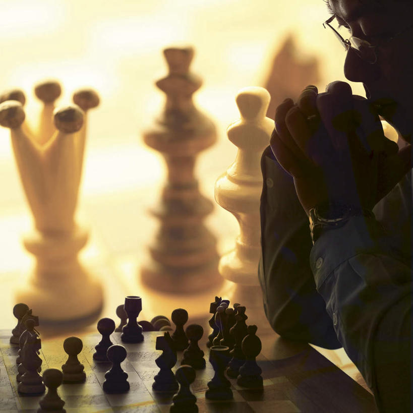 东方人,一个人,坐,方图,室内,白天,侧面,游戏,快乐,比赛,竞争,亚洲,仅一个男性,仅一个人,仅一个中年男性,一副,撑,阴影,服装,朦胧,模糊,反射,眼镜,影子,玩,托腮,注视,休闲装,黄种人,娱乐,衣服,象棋,观察,看,托,休闲,思考,休闲服,棋盘,国际象棋,益智,服饰,观看,活动,察看,发泄,关注,消遣,智力,托下巴,近视眼镜,宣泄,思虑,男人,男性,中年男性,亚洲人,玩耍,嬉戏,坐着,半身,彩图