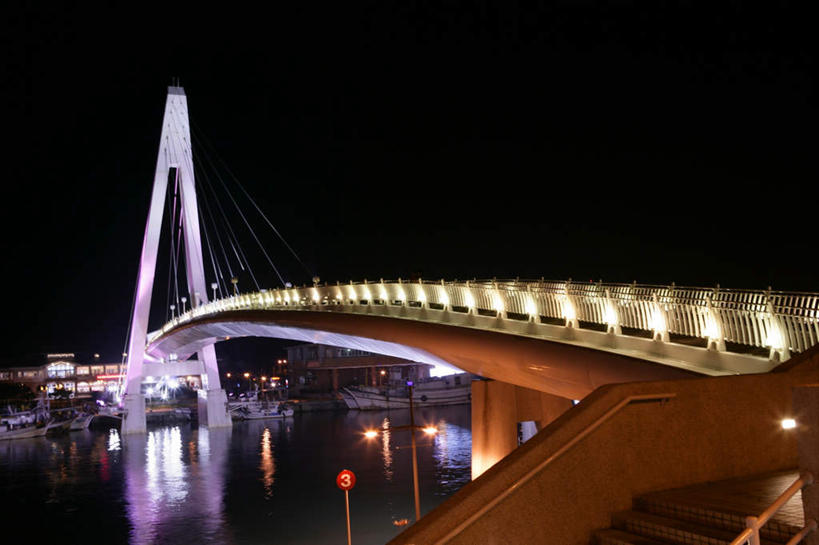 无人,横图,室外,夜晚,正面,旅游,度假,河流,水,标志建筑,大桥,地标,建筑,立交桥,路灯,桥梁,夜景,照明,台湾,中国,亚洲,一排,许多,阴影,波纹,整齐,光线,影子,河水,水流,高架,斜拉桥,桥,灯光,涟漪,娱乐,建设,灯,排列,倒影,水纹,波浪,享受,休闲,旅游胜地,放松,情人桥,照亮,倒映,照明设备,队列,东亚,台北县,港澳台,中华人民共和国,水晕,台湾省,反照,新北,新北市,彩图,淡水区,跨港大桥,台