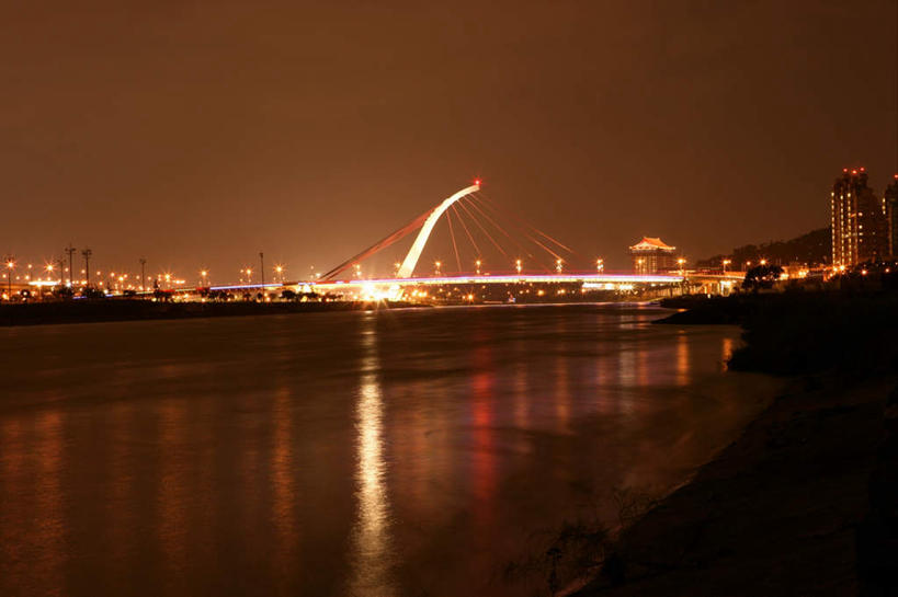 无人,横图,室外,夜晚,正面,旅游,度假,河流,水,植物,标志建筑,大桥,地标,建筑,立交桥,路灯,桥梁,夜景,照明,台湾,中国,亚洲,一排,许多,阴影,波纹,朦胧,模糊,整齐,光线,影子,河水,水流,高架,斜拉桥,桥,灯光,涟漪,娱乐,建设,灯,树,树木,排列,绿色,倒影,水纹,自然,波浪,享受,休闲,旅游胜地,放松,生长,成长,照亮,倒映,照明设备,队列,东亚,港澳台,中华人民共和国,水晕,台湾省,反照,彩图,淡水河,台