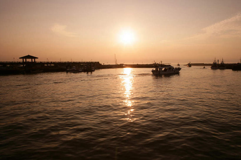 无人,横图,室外,白天,正面,旅游,度假,河流,美景,日落,水,太阳,轮船,船,台湾,中国,亚洲,阴影,波纹,飞溅,溅,光线,液体,影子,河水,景观,水滴,水流,晚霞,霞光,落日,涟漪,娱乐,水珠,倒影,水纹,阳光,自然,黄昏,船尾波,交通工具,波浪,享受,休闲,景色,彩霞,放松,倒映,喷洒,自然风光,载具,东亚,台北县,港澳台,中华人民共和国,水晕,台湾省,夕照,反照,新北,新北市,夕阳,彩图,淡水区,淡水渔人码头,斜阳,台