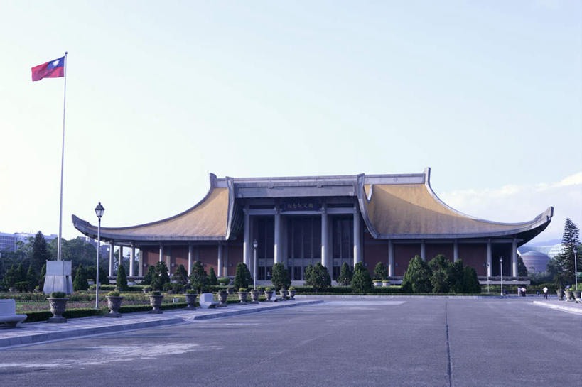 无人,横图,室外,白天,正面,旅游,度假,草地,草坪,植物,标志建筑,地标,建筑,旗帜,国旗,台湾,中国,亚洲,阴影,飘扬,光线,瓦片,影子,柱子,屋顶,云,云朵,云彩,顶棚,瓦,娱乐,建设,草,树,树木,蓝色,绿色,白云,蓝天,天空,阳光,自然,天,享受,休闲,旅游胜地,放松,建造,生长,晴朗,成长,飘逸,飞扬,东亚,屋瓦,台北,国父纪念馆,港澳台,中华人民共和国,省会,中山公园,台北市,台湾省,信义区,旗,晴空,彩图,台北国父纪念馆,台