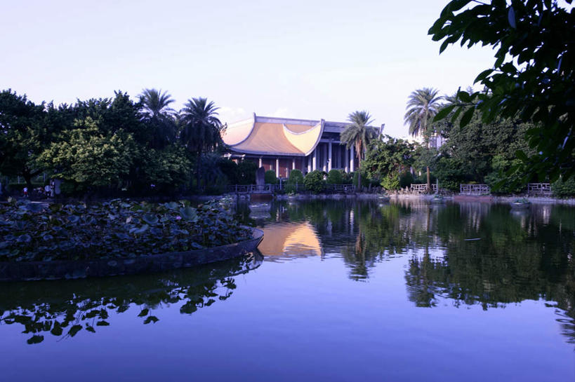 无人,横图,室外,白天,正面,旅游,度假,湖,湖泊,水,植物,标志建筑,地标,建筑,台湾,中国,亚洲,阴影,波纹,光线,瓦片,影子,湖面,水流,水面,涟漪,瓦,娱乐,建设,树,树木,蓝色,绿色,倒影,蓝天,水纹,天空,阳光,自然,波浪,湖水,天,享受,休闲,旅游胜地,放松,建造,生长,晴朗,成长,倒映,东亚,屋瓦,台北,万里无云,国父纪念馆,港澳台,中华人民共和国,省会,中山公园,水晕,台北市,台湾省,反照,信义区,晴空,晴空万里,彩图,台北国父纪念馆,台