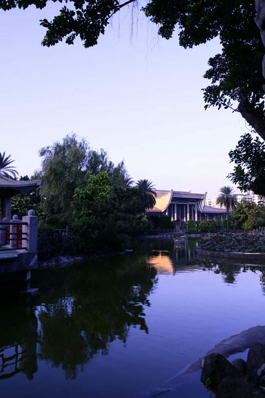 无人,竖图,室外,白天,正面,旅游,度假,湖,湖泊,水,植物,标志建筑,地标,建筑,台湾,中国,亚洲,阴影,波纹,光线,瓦片,影子,湖面,水流,水面,涟漪,瓦,娱乐,建设,树,树木,蓝色,绿色,倒影,蓝天,水纹,天空,阳光,自然,波浪,湖水,天,享受,休闲,旅游胜地,放松,建造,生长,晴朗,成长,倒映,东亚,屋瓦,台北,万里无云,国父纪念馆,港澳台,中华人民共和国,省会,中山公园,水晕,台北市,台湾省,反照,信义区,晴空,晴空万里,彩图,台北国父纪念馆,台