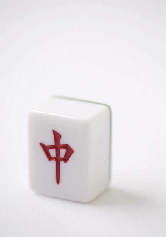 无人,竖图,俯视,室内,特写,白天,白色背景,游戏,赌博,贪欲,竞争,静物,玩具,阴影,朦胧,模糊,反射,影子,玩,娱乐,刺激,一个,红色,麻将,休闲,摄影,影棚,单个,活动,发泄,消遣,智力,赌具,投机,侥幸,欲望,宣泄,玩耍,嬉戏,彩图,高角度拍摄,影棚拍摄,拍摄,红中,箭牌,胜负,输赢