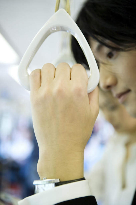 东方人,手,一个人,商务人士,商务男性,站,竖图,室内,特写,白天,侧面,衬衫,地铁,亚洲,仅一个男性,仅一个人,握,套装,朦胧,模糊,时间,扶手,时钟,手表,轨道交通,拿,计时,拿着,注视,黄种人,仅一个年轻男性,把手,钟表,观察,看,站着,手部,表,握着,观看,单手,腕表,察看,关注,商务装,工薪阶层,公交车拉手,男人,男性,年轻男性,亚洲人,白领,上班族,钟,拉手,站立,半身,彩图,衬衣,地铁机动车,地下铁,轻轨