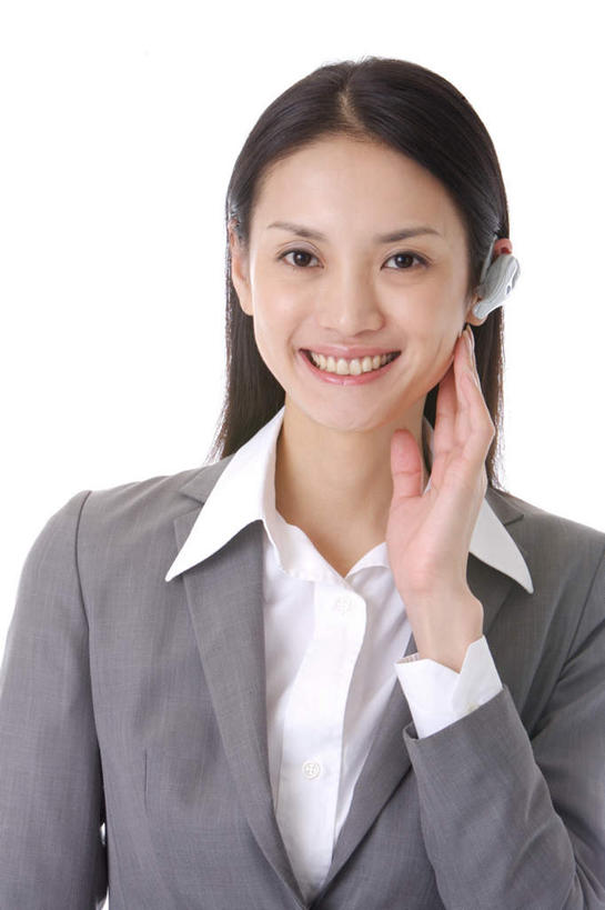 东方人,一个人,商务人士,商务女性,笑,摸,微笑,露齿笑,竖图,室内,白天,白色背景,正面,通讯,亚洲,仅一个年轻女性,仅一个女性,仅一个人,抚摸,套装,信息,注视,黄种人,耳机,耳麦,话筒,观察,看,通信,摄影,影棚,观看,协调,察看,麦克风,关注,扩音器,商务装,蓝牙,蓝牙耳机,传声器,工薪阶层,微音器,年轻女性,女人,女性,亚洲人,白领,上班族,触摸,接触,半身,彩图,影棚拍摄,拍摄
