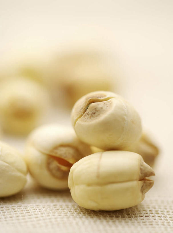 无人,竖图,俯视,室内,特写,白天,餐桌,桌子,一堆,许多,阴影,堆叠,堆积,朦胧,模糊,反射,影子,莲子,很多,摄影,影棚,餐台,堆,莲米,莲肉,莲实,彩图,高角度拍摄,影棚拍摄,拍摄