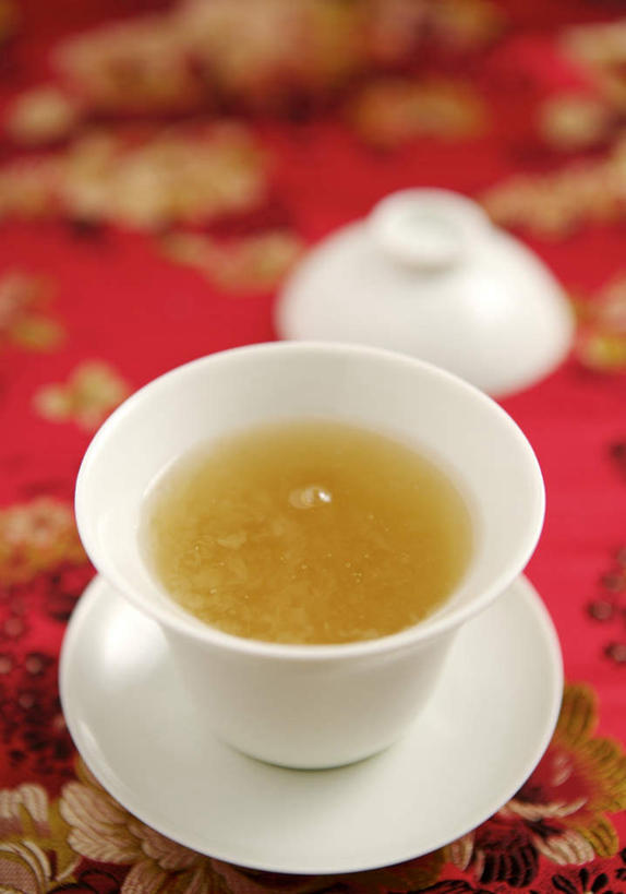 无人,竖图,俯视,室内,特写,白天,幸福,餐桌,茶,桌子,杯子,餐具,阴影,朦胧,模糊,反射,碟子,盘,影子,陶瓷,茶叶,陶瓷制品,一杯,娱乐,白色,盘子,水杯,碟,享受,休闲,温馨,放松,乐趣,摄影,影棚,餐台,提神,舒适,燕窝,醒脑,巢窝,燕菜,燕根,燕蔬菜,茶杯,彩图,高角度拍摄,影棚拍摄,拍摄