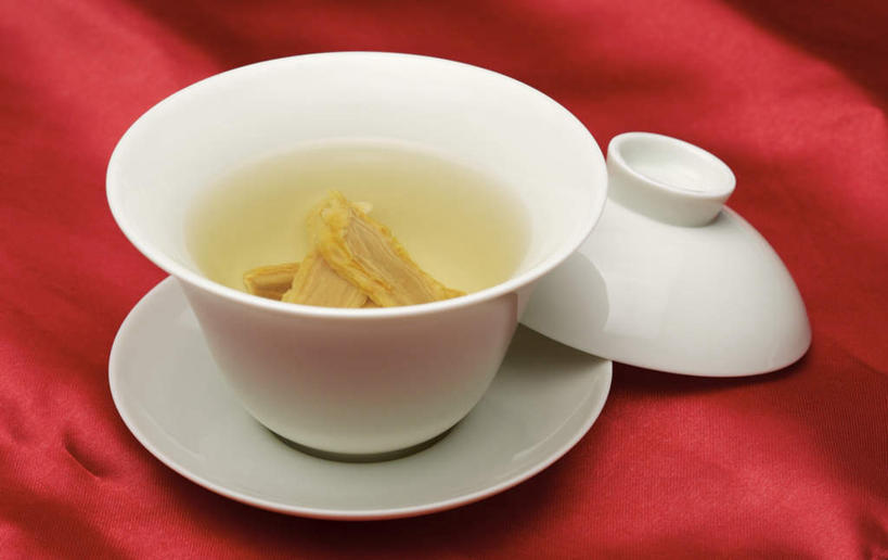 无人,横图,俯视,室内,特写,白天,幸福,植物,餐桌,茶,桌子,人参,杯子,餐具,阴影,朦胧,模糊,反射,碟子,盘,影子,陶瓷,茶叶,草药,药草,陶瓷制品,一杯,娱乐,中药,两个,白色,盘子,水杯,碟,享受,休闲,温馨,放松,乐趣,摄影,影棚,餐台,提神,舒适,醒脑,药材,高丽参,中草药,中药材,本草,百尺杵,海腴,皱面还丹,人衔,别直参,朝鲜参,五加科,茶杯,参,彩图,高角度拍摄,影棚拍摄,拍摄