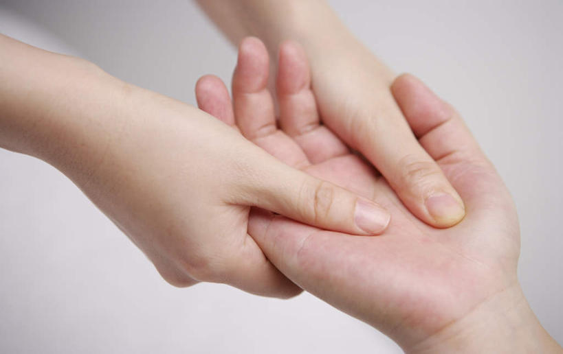 东方人,手,两个人,按摩师,捏,横图,室内,特写,白天,正面,按摩,亚洲,捏着,黄种人,顾客,享受,健康,手部,保健,指压,主顾,男人,男性,年轻男性,年轻女性,女人,女性,亚洲人,技师,半身,彩图,推拿